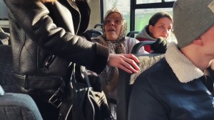 Создать мем: бабушка, бабушка в троллейбусе, в общественном транспорте