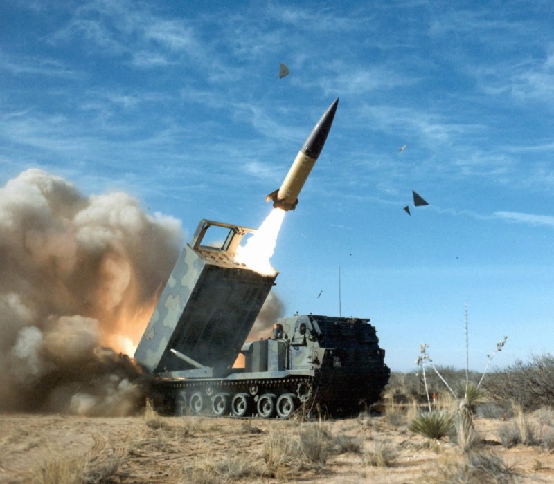 Создать мем: ракета рсзо, ракетный удар, оперативно-тактические ракеты mgm-140 atacms