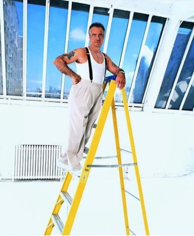 Создать мем: мужчина на стремянке, маляр на лестнице, монтажник на стремянке