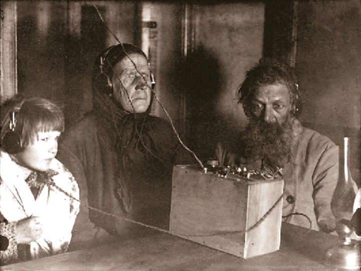 Создать мем: впервые слушают радио, крестьяне и радио 1920, семья слушает радио старое