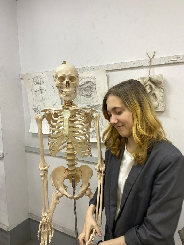 Создать мем: скелет шимпанзе и человека, скелет человека, скелет