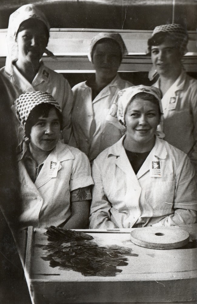 Создать мем: женщина, кондитерская фабрика 1929, советская эпоха