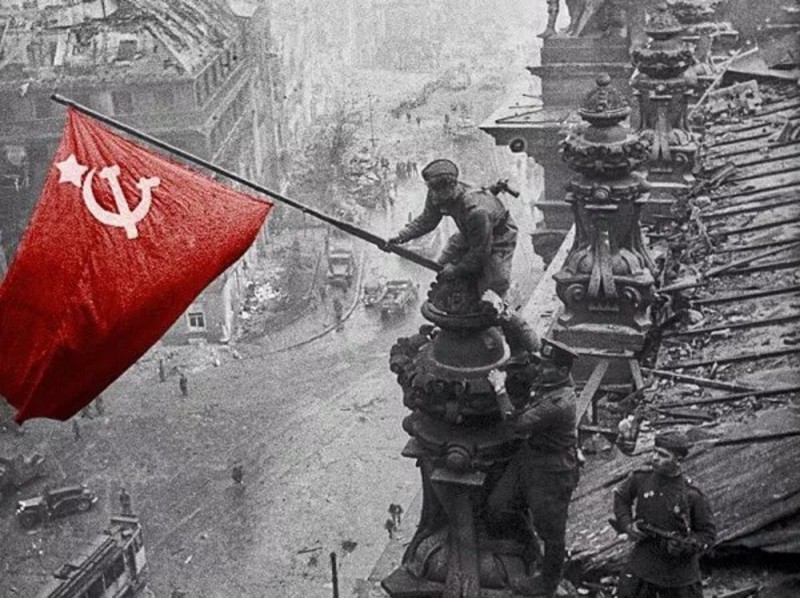 Создать мем: знамя над рейхстагом, штурм рейхстага 1945 знамя победы, евгений халдей знамя победы над рейхстагом