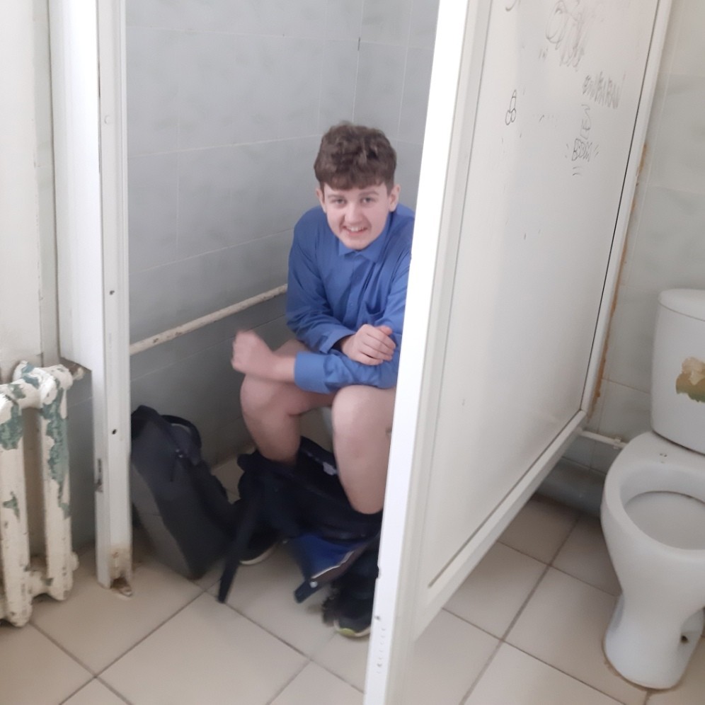 Вк школа туалет. Туалет для мальчиков. Туалет в школе для мальчиков. Школьный туалет с людьми.