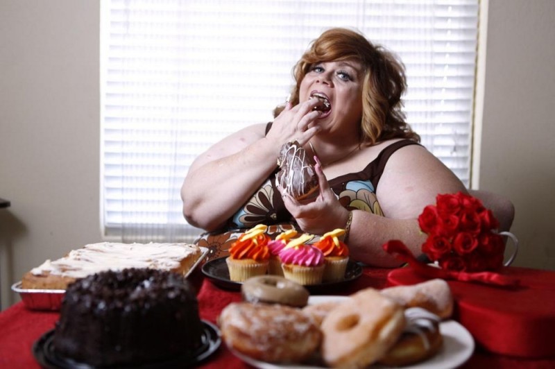 Создать мем: толстая девушка ест, толстая женщина жрет, толстуха с едой