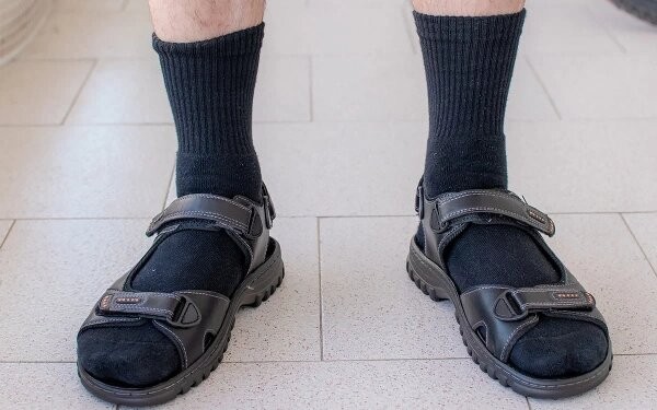 Создать мем: сандалии мужские с носками, обувь, летняя обувь