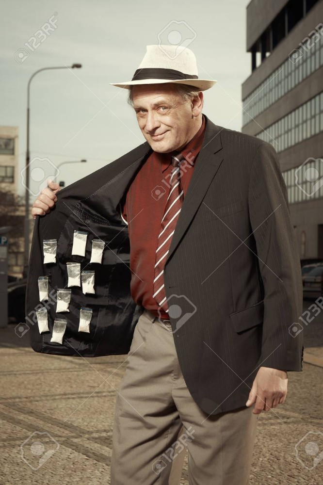 Создать мем: человек в костюме, мужик с чемоданом денег, торговец