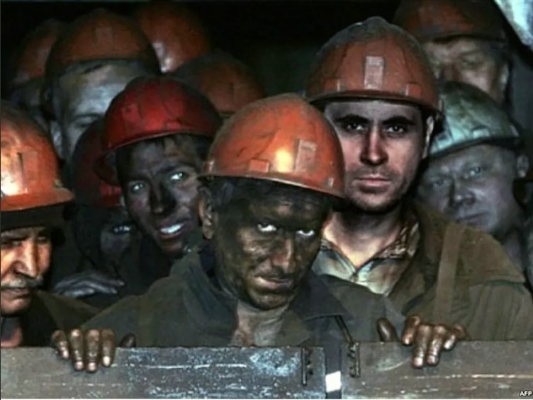 Создать мем: рабочий единый фронт песня, шахтер прикол, негры в шахте