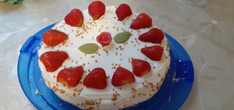 Create meme: sponge cake with strawberries, strawberry cream cake, strawberry cake