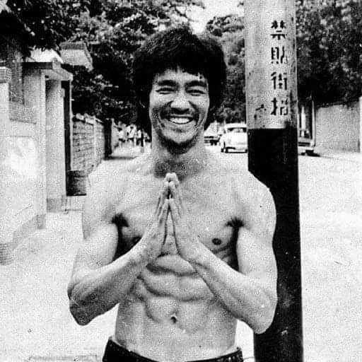 Create meme: Bruce Lee , quotes by bruce lee in Russian, Bruce Lee blow