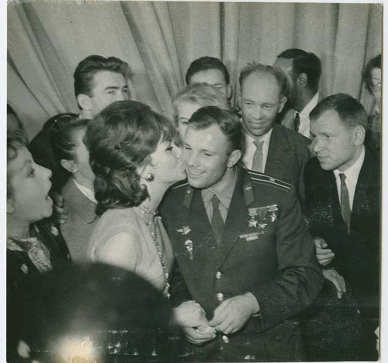 Create meme: Gina Lollobrigida and Yuri Gagarin, Gagarin and Gina Lollobrigida, yuri gagarin space