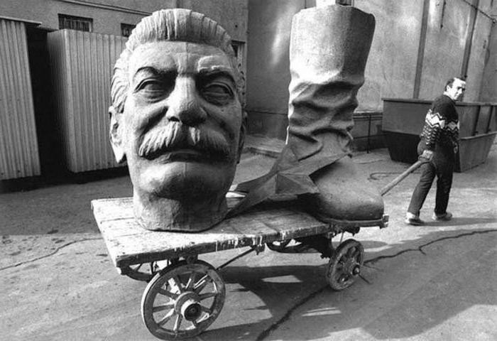 Создать мем: страшный сон американцев статуя сталина, сталинизм, ferdinando scianna сталин