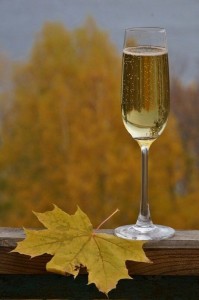 Создать мем: шампанское осень, осеннее вино стихи, осень в бокале