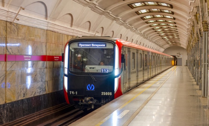 Создать мем: поезд в метро, станции метро, московский метрополитен