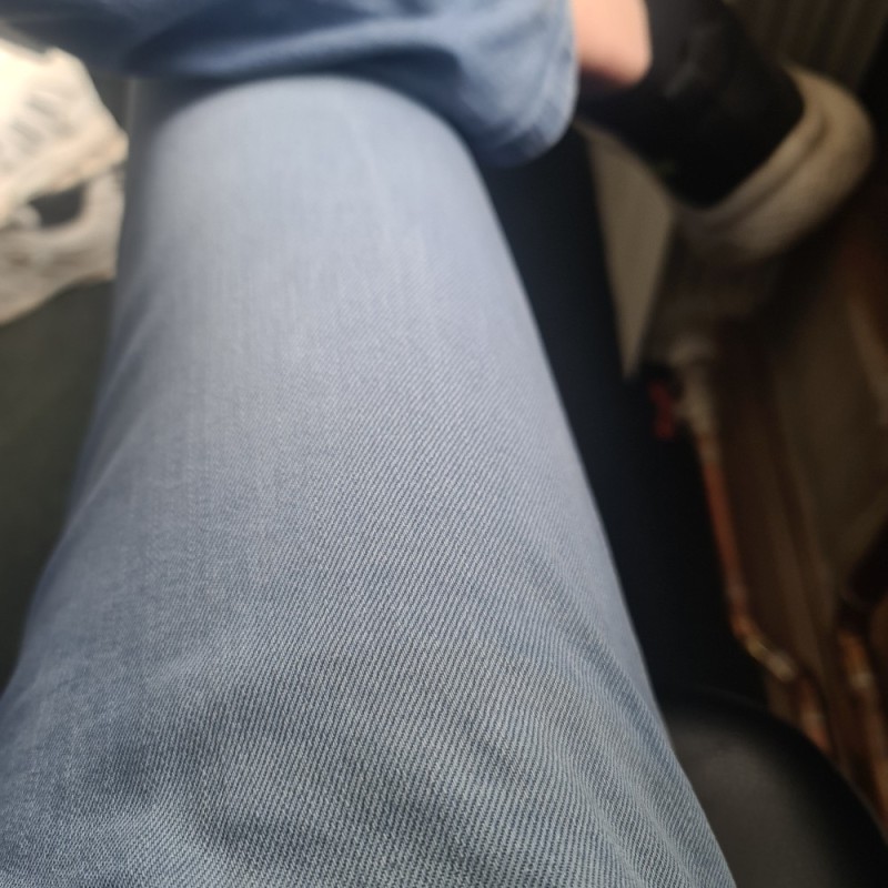 Создать мем: skinny jeans, сфоткала ноги, человек