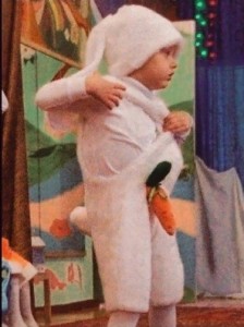 Создать мем: костюм зайчика для мальчика 2 года, смешные новогодние костюмы, смешные детские новогодние костюмы