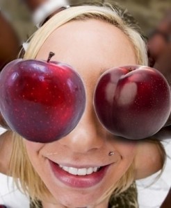Создать мем: яблоко, женщина, девушка с яблоками у глаз
