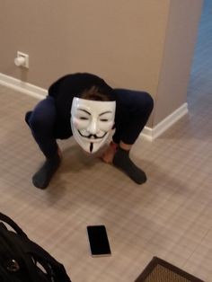 Создать мем: ноги, гай фокс анонимус, маска анонимуса