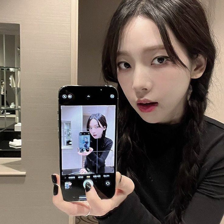 Create meme: twice nayeon, selfies in the mirror, Enso idol