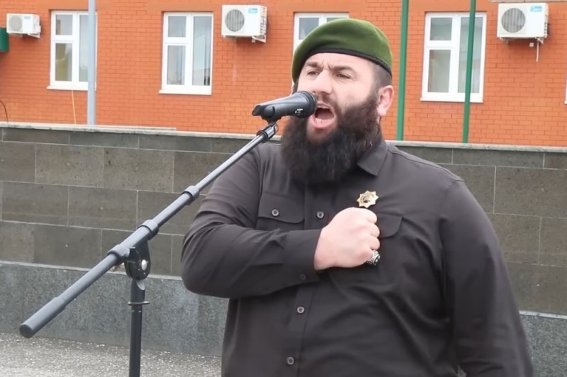Создать мем: кадыровский генерал, мужчина, чеченские добровольцы