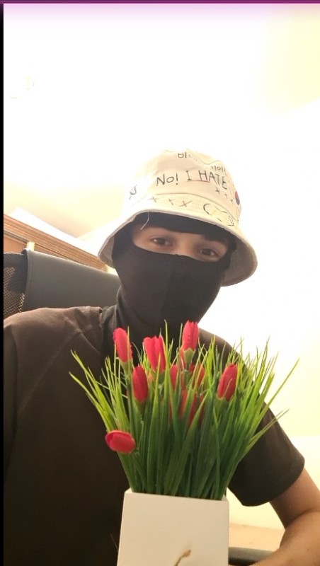 Создать мем: человек, тюльпаны, искусственные цветы