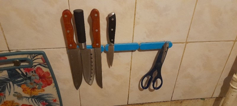 Создать мем: набор кухонных ножей, вешаем магнит для ножей на стену, магнитный держатель для ножей