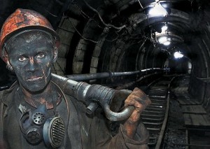 Создать мем: с днем шахтера, шахта, шахтер в шахте