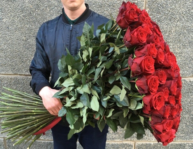 Создать мем: букет крупных роз, букет из 101 розы, букет длинных роз
