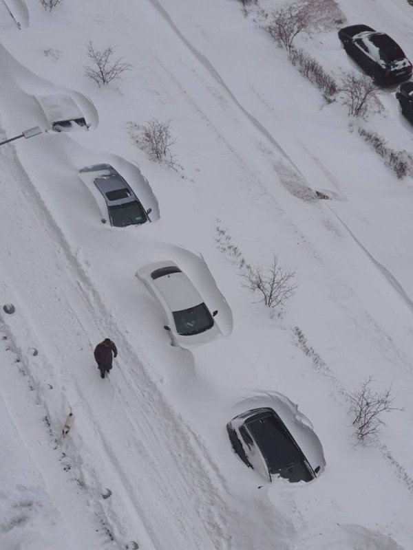 Создать мем: автомобиль в снегу, припаркованные в снегу машины, снег