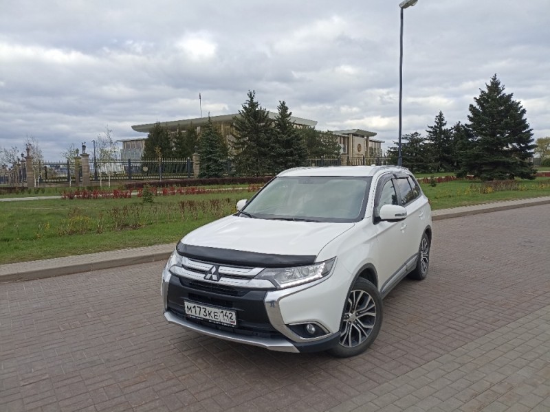 Создать мем: Mitsubishi Outlander III Рестайлинг 2, mitsubishi outlander 2017, mitsubishi outlander 2016