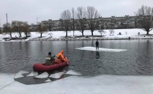 Create meme: the ice on the ol'shanets Belgorod 2018 November, the man fell through the ice, Belgorod fisherman fell through the ice exercises 29 11 2018