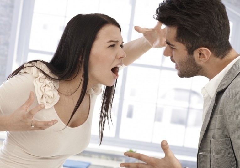 Создать мем: мужчина и женщина спорят, 7 способов правильно ответить на оскорбление, женщина