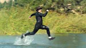 Создать мем: по воде не бегать, спорт и отдых, видео человек ходит по воде