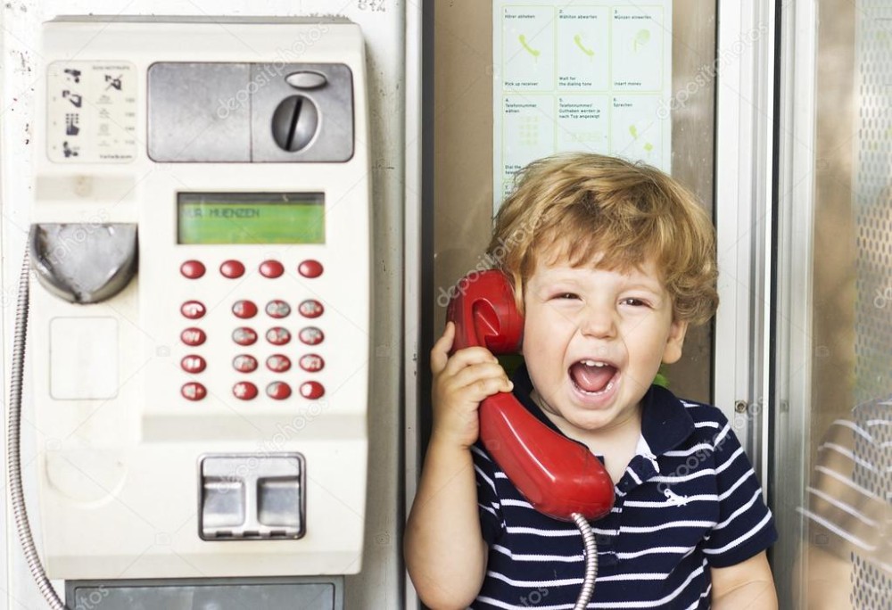 Включи телефон мальчик. Ребенок с телефонной трубкой. Мальчик в телефонной будке. Мальчик говорит по стационарному телефону. Малыши с трубкой телефона.