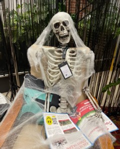 Создать мем: человеческий скелет, живой скелет, украшения на хэллоуин скелет
