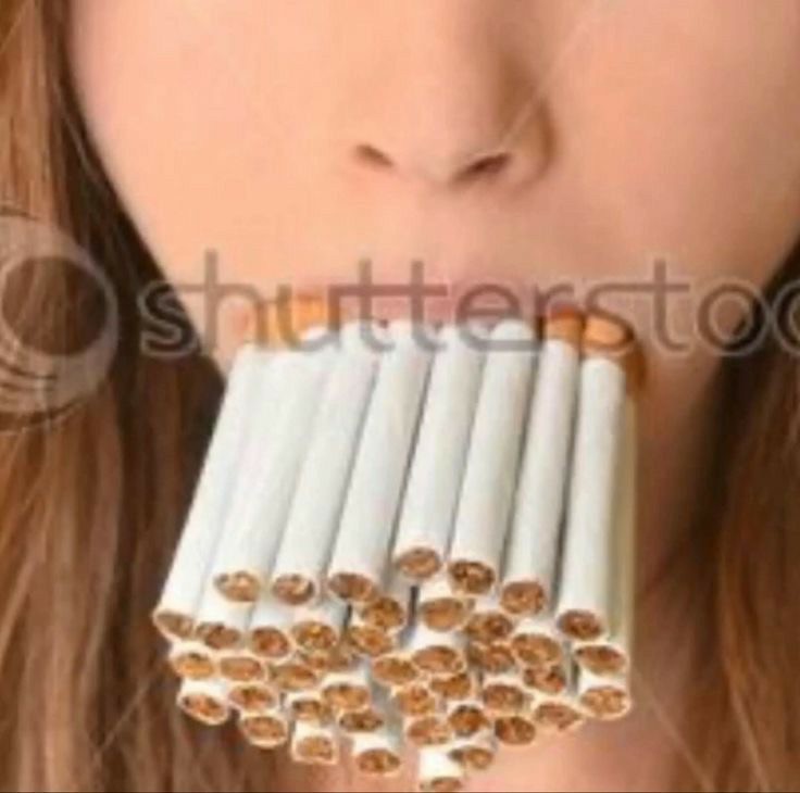Создать мем: куча сигарет во рту мем, сигарета во рту, девушка с кучей сигарет во рту