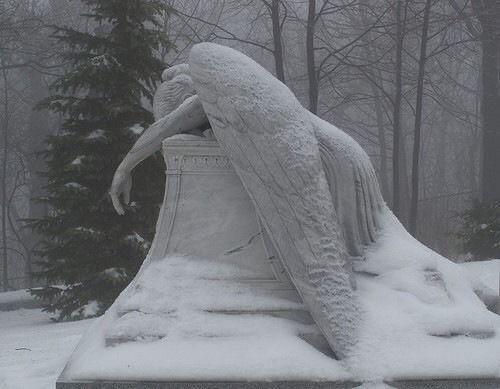 Создать мем: скульптура ангела, статуя в снегу, статуя ангела на кладбище