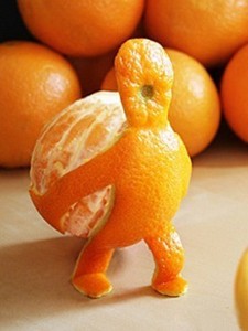 Создать мем: смешной апельсин, мандарин и апельсин, апельсины на столе