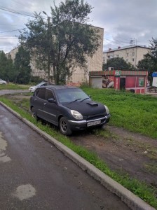 Создать мем: Nissan Tino, припарковался на газоне ночью, mitsubishi outlander xl