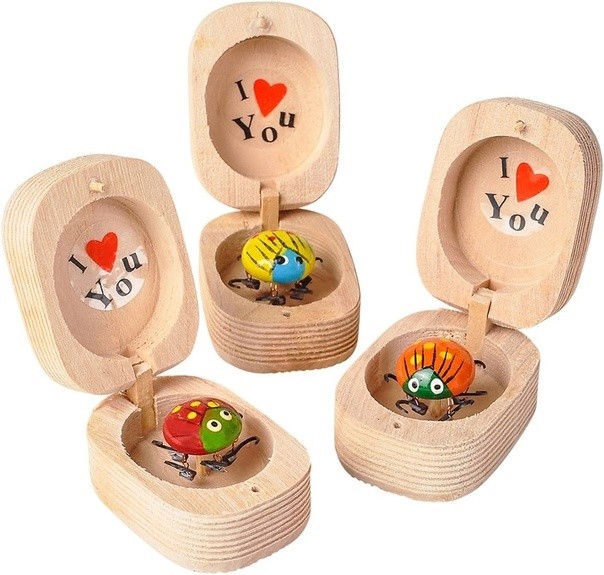 Создать мем: игрушки деревянные, игрушка i love you в деревянной коробочке, жучок в коробочке