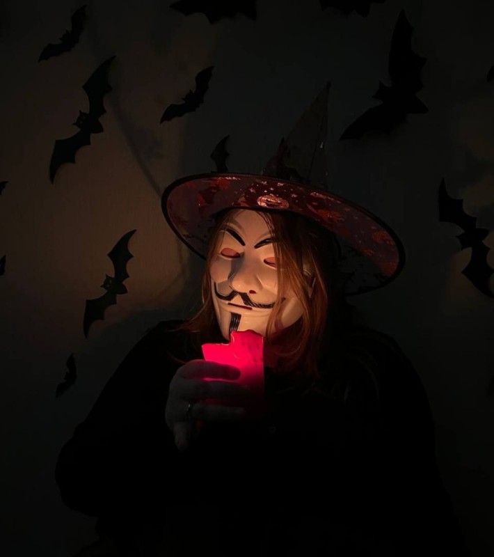 Создать мем: halloween witch, хэллоуин вечеринка, человек