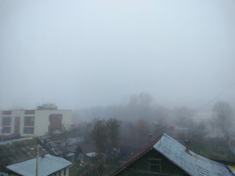 Создать мем: туман в городе, утренний туман, густой туман из окна