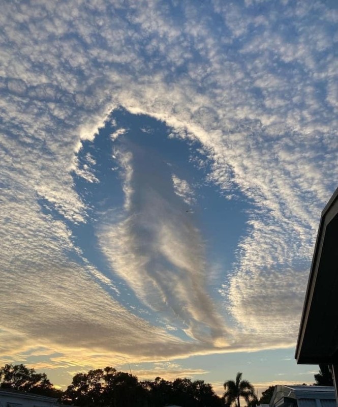 Create meme: fallstreak effect in cirrus cumulus clouds, unusual clouds, unusual phenomenon in the sky