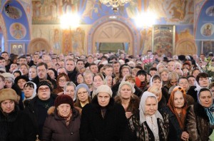 Создать мем: верующие в храме, человек, русская православная церковь