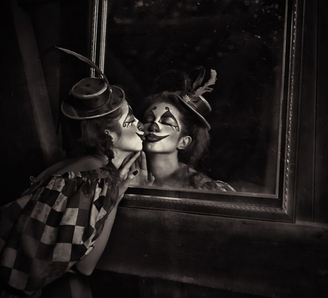 Создать мем: картина клоун, девушка целует зеркало, грустный клоун арт