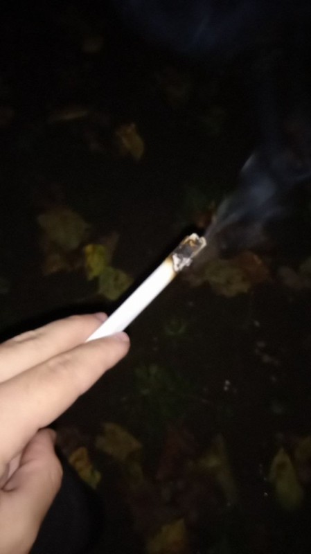 Создать мем: пачка, сигарета в руке, сигаретный дым
