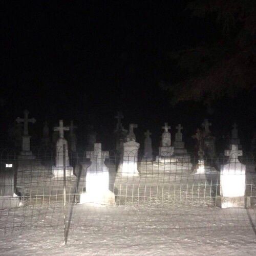 Создать мем: кладбище ночью, готы на кладбище ночью, страшные кладбища мира