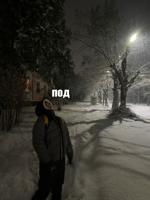 Создать мем: снег ночью, зима, небольшой снег