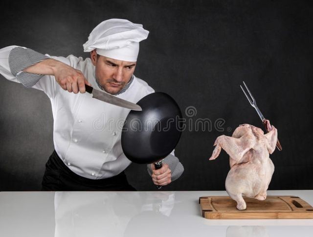 Создать мем: повар с ножом, приготовленная курица, шеф повар кухня