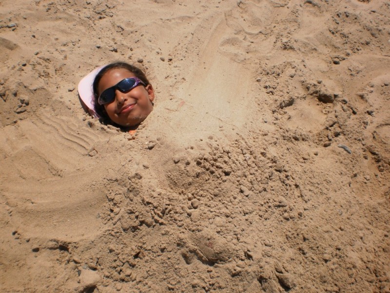 Создать мем: песок, девушка закопана в песке, мужчина